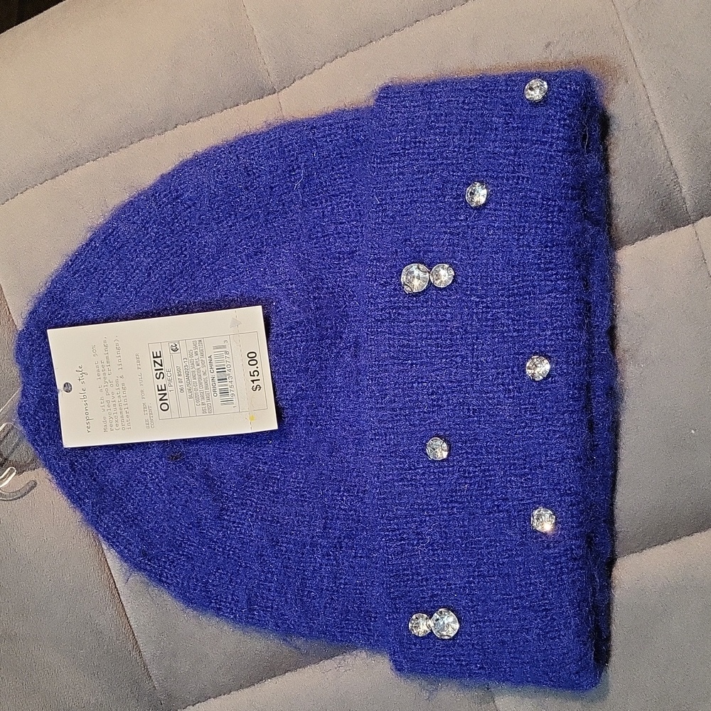 A NEW DAY WOMENS BLUE SPARKLY BEANIE. NWT